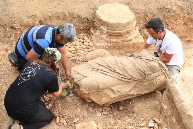 Antik kentte heyecanlandıran keşif: Bir kadın heykeli bulundu