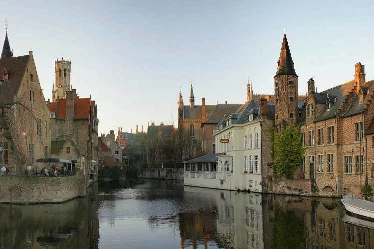 Brugge: Zamanda Yolculuk Yapın ve Ortaçağın Büyüsüne Kapılın