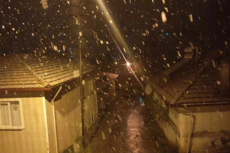 Bursa Keles'te yağmur yerini 'kar'a bıraktı