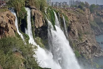 Достопримечательность Антальи, водопад Дюден, наводнили отдыхающие
