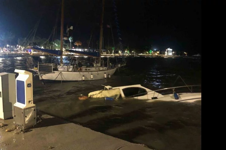 Antalya’da dalgalar sahile vurdu: Fırtına balıkçı teknelerini batırdı