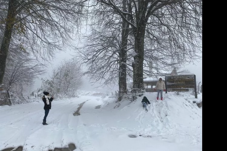 Domaniç Dağları yağan karla vatandaşların akınına uğradı