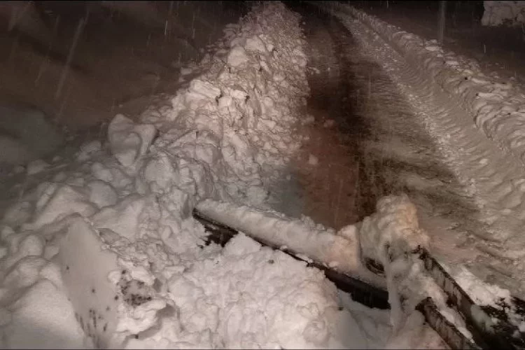 Bolu Örencik Köyü’nde kar kalınlığı 50 santimetreye ulaştı: Muhtar traktörle ekiplere destek verdi