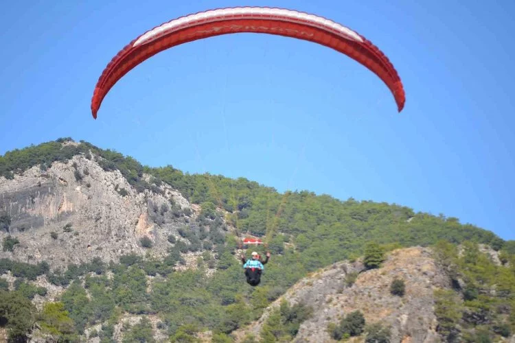Fethiye’de sağlık personelleri yamaç paraşütü yaptı, Türk bayrağı açtı