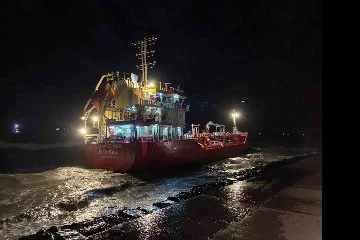 Zeytinburnu açıklarında fırtınayla sürüklenen gemi karaya oturdu: 11 kişilik mürettebat varagele yöntemiyle kurtarıldı