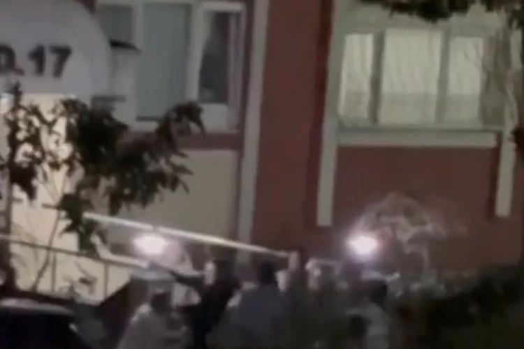 Başakşehir’de park kavgası kamerada: Komşusunun kafasına yerinden söktüğü süs lambasıyla vurdu