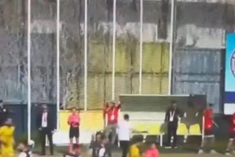Maçta ilginç anlar: Kadın hakem itekledi, futbolcu defalarca yuvarlandı