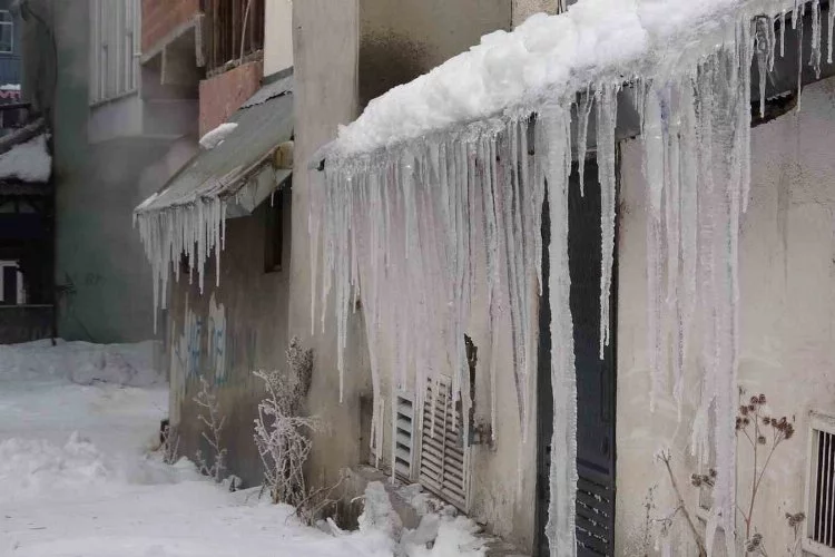 Ardahan’da soğuk hava: Araçlar çalışmadı, buz sarkıtları oluştu