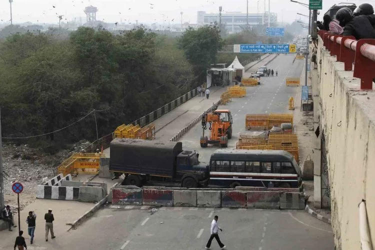 Yeni Delhi’de polis çiftçilerin kente girişini engellemek için beton bariyerler yerleştirdi