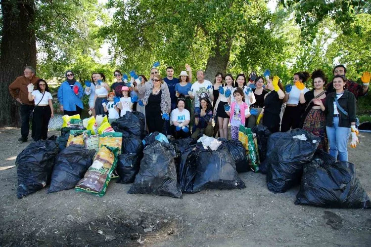 Tunca Nehri’nde öğrenciler ve vatandaşlar çöp topladılar