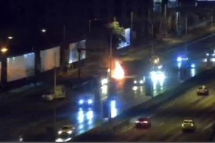 Kadıköy’de seyir halindeki otomobil alev alev yandı