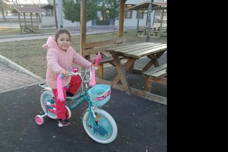 4 yaşındaki küçük kızın sadece 2 defa binebildiği bisikletini çaldılar