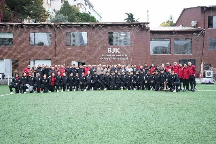 Beşiktaş Başkanı Ahmet Nur Çebi’den sporculara veda ziyareti