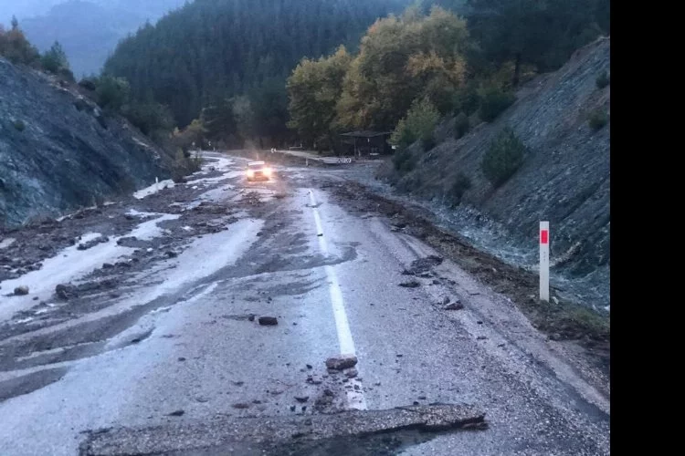 Şiddetli yağış heyelana neden oldu, yollar kapandı