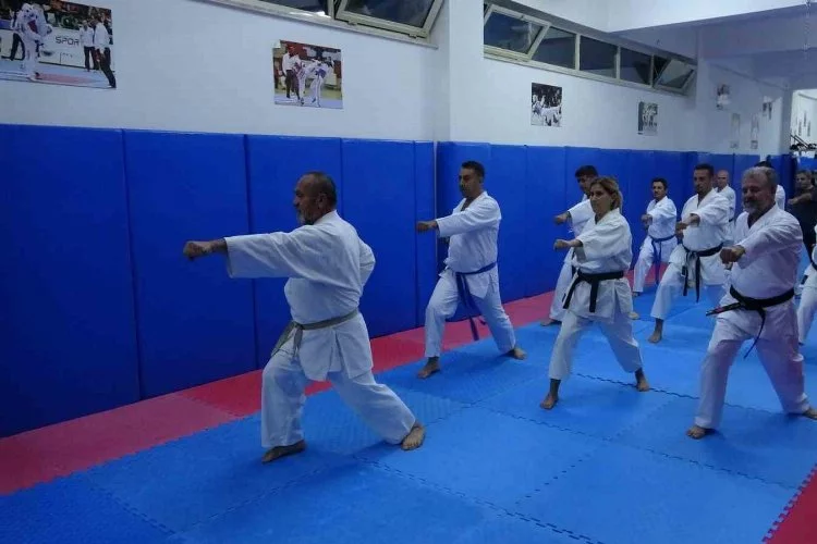 Aynı karate salonu öğrencileri, 30 yıl sonra tekrar bir araya gelerek idman yaptı