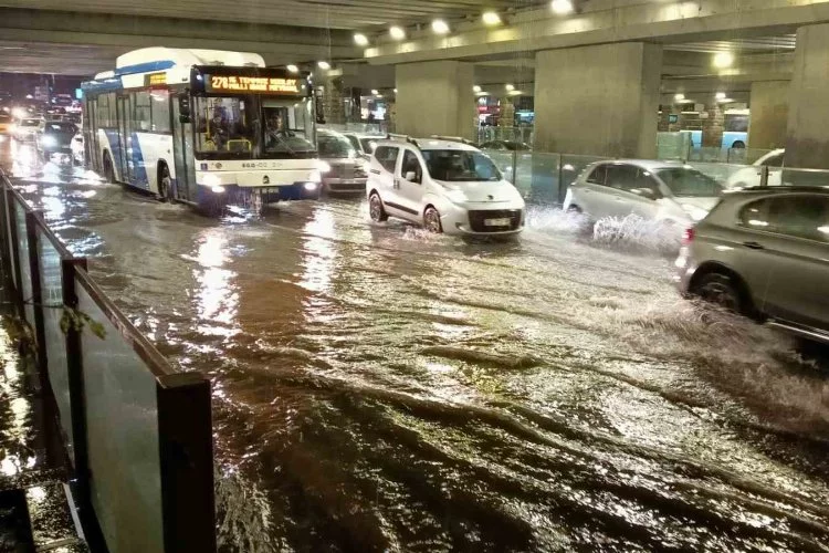Ankara’da sağanak etkili oldu, yolları su bastı