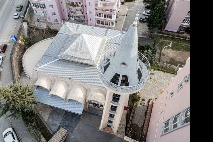 Tokat’ta uzay mekiği minareli cami dikkat çekiyor