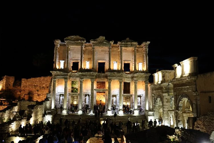 Efes Antik Kenti’ndeki ‘gece müzeciliği’ lansmanına yoğun katılım