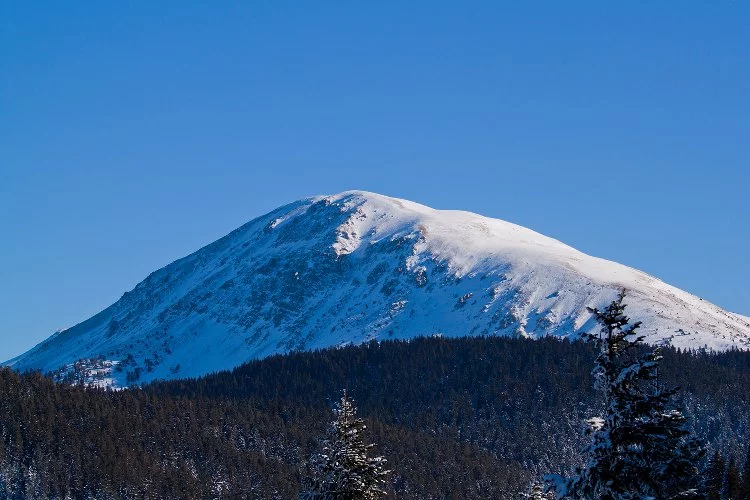 На горе Ильгаз выпал первый снег в сезоне