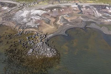 Van Gölü'nün çekilmesiyle yapı kalıntıları ortaya çıktı