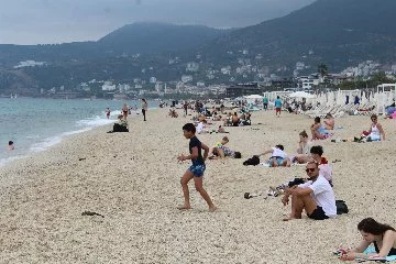 Жители Алании провели третий день отпуска на пляже